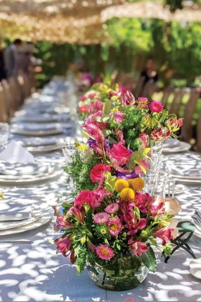 Las mesas tuvieron flores de colores vibrantes, las mismas de la torta de bodas de Evaluna y Camilo, en 2020.