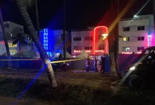 La polica cerr un rea en Ocean Drive en Miami Beach con cinta de la escena del crimen despus de un tiroteo el viernes 17 de marzo de 2023 por la noche.