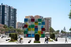 Un cubo multicolor que emerge en la costa ya es emblema de Málaga: la ciudad de Picasso