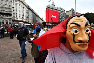 Además de carteles, algunos de los que participaron en la marcha en el Obelisco llevaron máscaras de Dalí