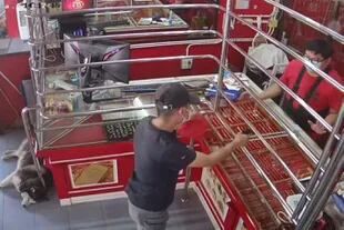 Lucky duerme plácidamente mientras supuestamente alguien roba a mano armada la tienda de su dueño, en Tailandia