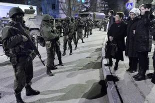 Cerca de Sebastopol, en Crimea, los soldados rusos custodian las calles 