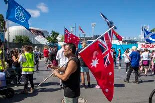 Manifestantes antivacuna se concentran en las inmediaciones del Melbourne Park, en las horas previas al primer Grand Slam del año