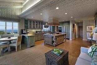 La acogedora cocina tiene un techo deslumbrante y decorado. Crédito: BackGrid