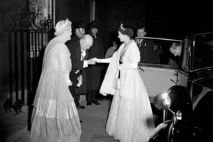 El primer ministro Sir Winston Churchill se inclina ante la reina Isabel II mientras les da la bienvenida a ella y al duque de Edimburgo en el número 10 de Downing Street para cenar