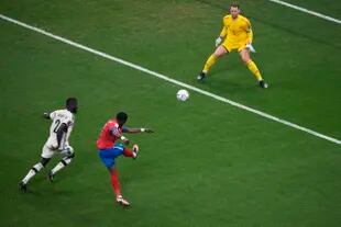 El arquero Manuel Neuer ataja el remate del costarricense Keysher Fuller en el partido entre Costa Rica y Alemania