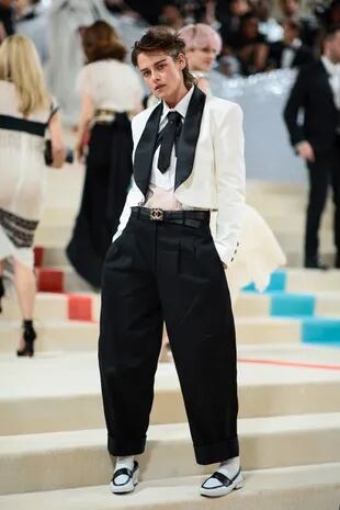 Kristen Stewart fue una de las últimas musas de Lagerfeld y se la vio con un elgante traje y mocasines de la colección de Chanel 2017