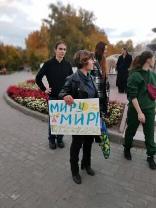 A woman demonstrates against the announcement of the mobilization of Russians to Ukraine