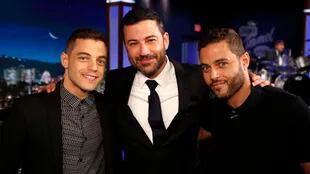 Rami y Sami Malek junto con Jimmy Kimmel, tras una charla en su programa de televisión