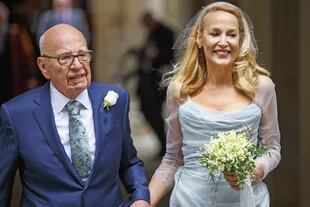 El multimillonario (dueño de la cadena Fox de televisión y de los diarios The Times de Londres y The Wall Street Journal, entre muchos otros medios), el día de su boda con Jerry Hall (que también fue mujer de Mick Jagger), el 5 de marzo de 2016. En agosto del año pasado, Murdoch le pidió el divorcio por email. 