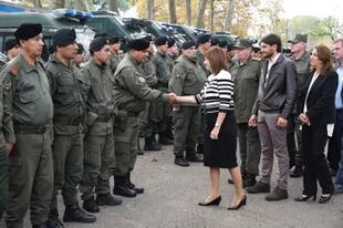 La ministra Patricia Bullrich saluda a los gendarmes recién llegados