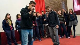 Los alumnos del Instituto Zona Oeste de Rosario realizan talleres de rap para expresar sus emociones