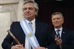 Alberto Fernández en diciembre de 2019, tras recibir los atributos presidenciales de manos de Mauricio Macri