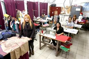 Silvia Flores y otros cooperativistas, en el Taller de Costura