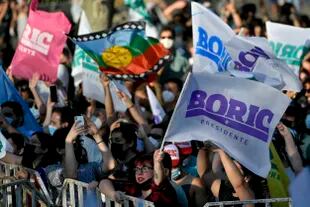 Los partidarios de Gabriel Boric, de la coalición "Apruebo la Dignidad", se reúnen en su sede luego de que cerraron las urnas y se anunciaron resultados parciales durante la segunda vuelta de las elecciones presidenciales en Santiago, Chile, el domingo 19 de diciembre de 2021.