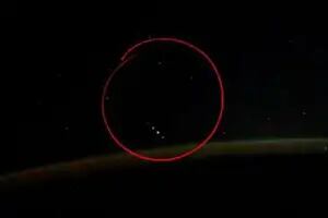 5 ovnis. Un astronauta los captó al filmar una aurora polar desde el espacio