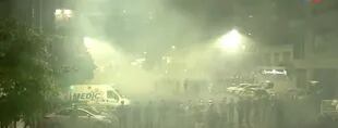 La Policía lanzó gases lacrimógenos para dispersar a los manifestantes que se concentraron frente a la comisaría local
