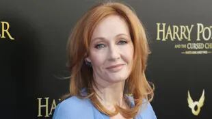 J. K. Rowling es conocida por el celo con que trata los derechos de la saga del mago, que en un gesto ahora lleva a las casas