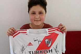 El sueño de Ramiro Lang, de 11 años, era tener una camiseta firmada por el plantel de River Plate