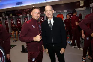 Tom Hanks visitó el vestuario tras el partido del Aston Villa y posó junto a los jugadores