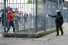 Los hinchas ingleses y la policía francesa, enfrentados: las razones de la demora de la final