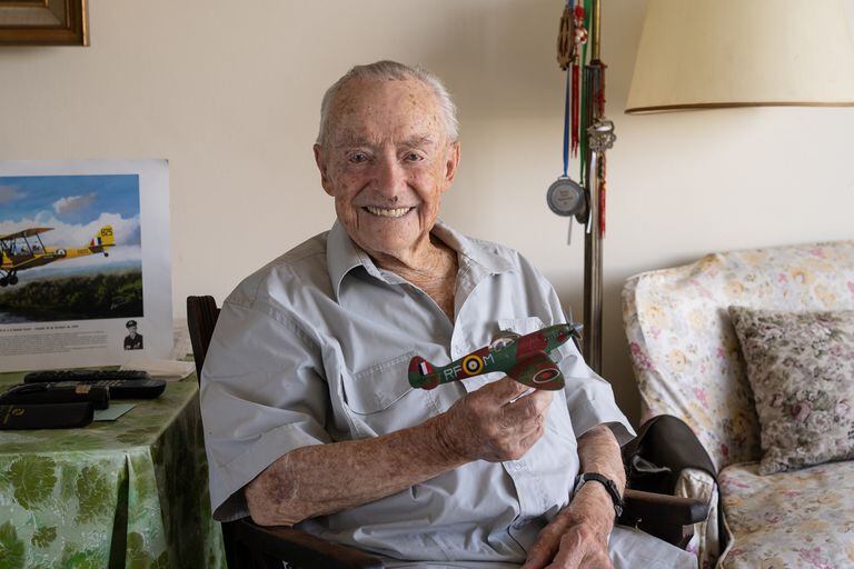 Tiene 104 años, nació en Devoto y, tras un encuentro casual con el príncipe Eduardo, se hizo aviador