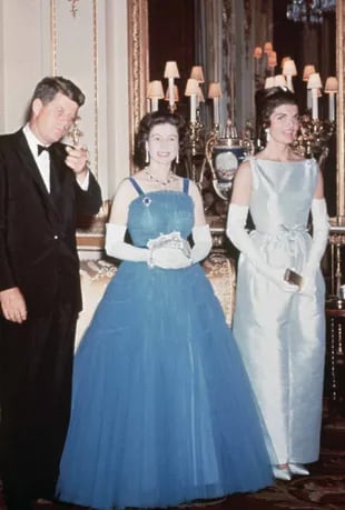 PÉRDIDA MUNDIAL. La Reina y el príncipe Felipe reciben en Buckingham al presidente de Estados Unidos, John F. Kennedy, y a su mujer, Jackie. Dos años después, JFK fue asesinado y en mayo de 1965 Isabel II inauguró un monumento en su honor en Surrey, en presencia de la viuda y sus hijos.