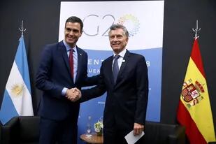 "Ahora se tienen que ocupar ustedes", bromeó Macri con Sánchez, sobre el partido