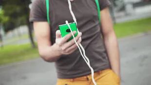 Varios desarrollos buscan recargar la batería de un smartphone mediante el movimiento del cuerpo en una caminata o una actividad física intensa