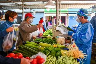Los residentes compran verduras en un mercado húmedo el 17 de mayo de 2022 en Shanghai, China.