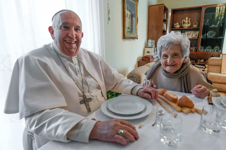 Papa Francesco si è recato nel nord Italia per celebrare il 90° compleanno di un parente.