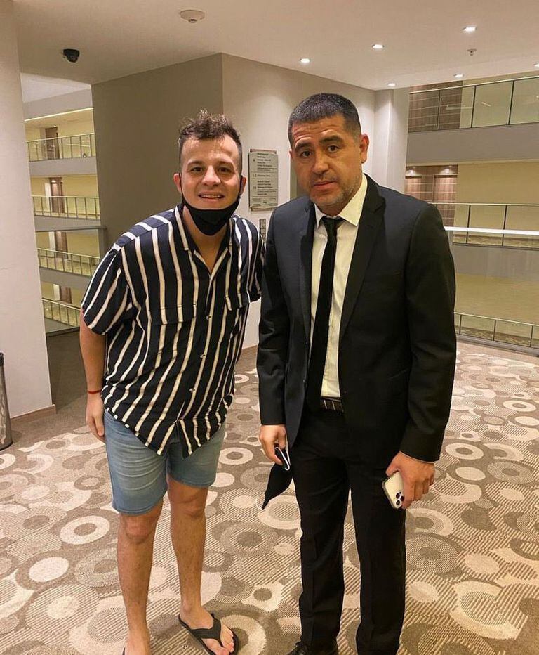 Riquelme, dressed in a suit in Paraguay together with one of the musicians from Los Palmeras