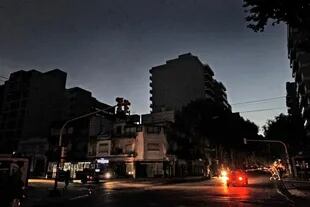 Una esquina de Villa Urquiza sin luz, en los apagones que sufrió la ciudad de Buenos Aires a fines de 2013