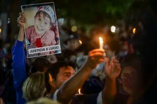 El mástil frente a la Plaza San Martín de Santa Rosa se trasformó en un altar donde con velas y carteles puestos por manifestantes y miembros de distintas ONG realizaron esta noche una marcha de silencio y suelta de globos en memoria de Lucio Dupuy, el niño de 5 años asesinado en La Pampa.