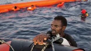 Inmigrante eritreo en un rescate frente a las costas libias
