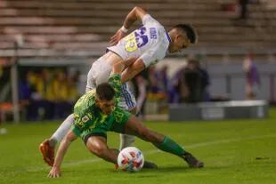 Vázquez lucha con Fernando Román; el delantero de Boca aportó despliegue constante en ataque, aunque no pudo encontrar el gol