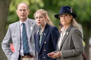 Luisa, junto a su padres, el príncipe Eduardo y Sofía