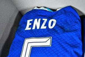 Un club confundido, un dueño que puso miles de millones de euros y un equipo que retrocede: el destino de Enzo Fernández