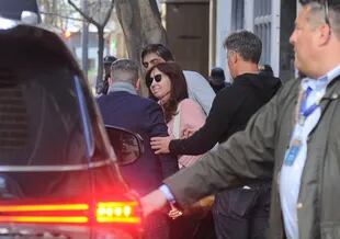 Cristina Kirchner, rodeada de custodios tras el ataque del jueves por la noche