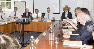 Jeremy Bentham (con sombrero) participa en una reunión del consejo académico del University College de Londres (Foto: UCL)