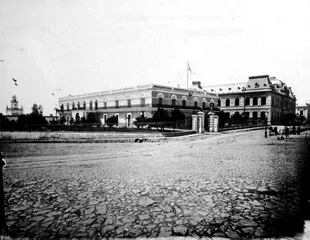 Antiguo adoquinado irregular frente a la vieja Casa de Gobierno. Circa 1876.