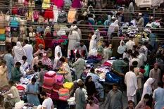 En fotos. En el final del Ramadán, Paquistán amanece con aglomeraciones
