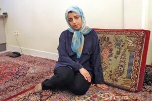 Quién es Narges Mohammadi, la activista condenada a 31 años de prisión y 154 latigazos en Irán