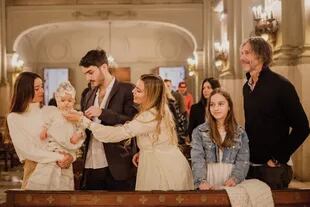 La familia al completo: Lucía con Aurora en brazos, Manuel, Flor Fiorini, su hija Paloma (fruto de su matrimonio anterior) y Eduardo Celasco.