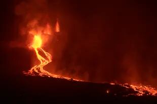 Ríos de lava salen de un volcán en la isla de La Palma, en Islas Canarias, en la madrugada del 28 de septiembre de 2021
