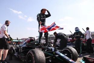 Lewis Hamilton celebra tras ganar el GP de Silverstone, la carrera de la polémica por su accidente con Max Verstappen