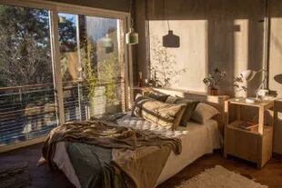 El dormitorio de una de las unidades ambientadas: los tonos tierra invitan a la relajación

Foto: Mariana Milanesi