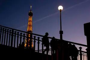 Una turista brasileña fue violada en los jardines de la Torre Eiffel en París