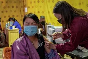 Vacunación en Thimpu, capital de Bután (Upasana DAHAL / AFP)