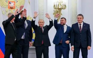 Desde la izquierda, los gobernadores prorrusos Vladimir Saldo (Kherson), Yevgeny Balitsky (Zaporiyia), el presidente ruso Vladimir Putin, y los gobernadores de Donetsk, Denis Pushilin, y Lugansk, Leonid Pasechnik
